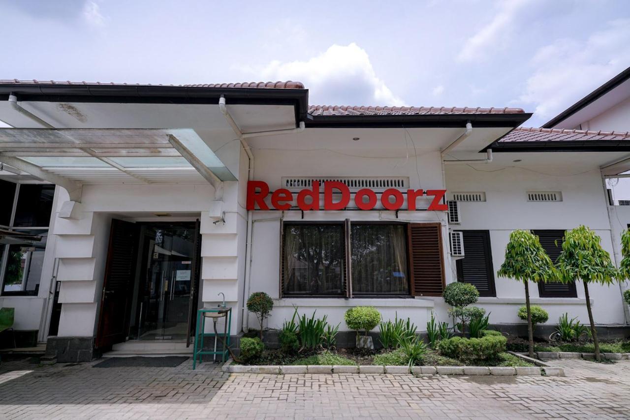 Reddoorz @ Avros Guest House メダン エクステリア 写真